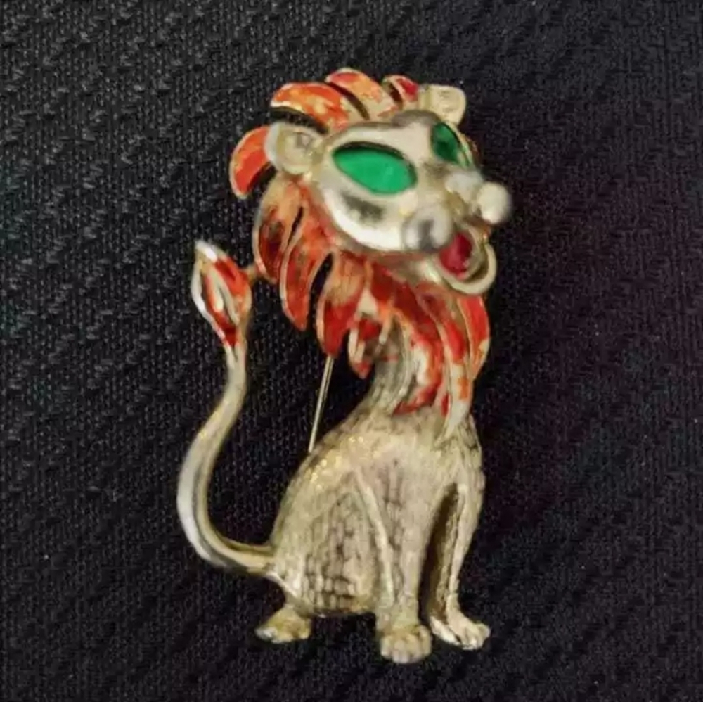 Vintage lion pin; semi gold toned, enameled mane, eyes, etc....